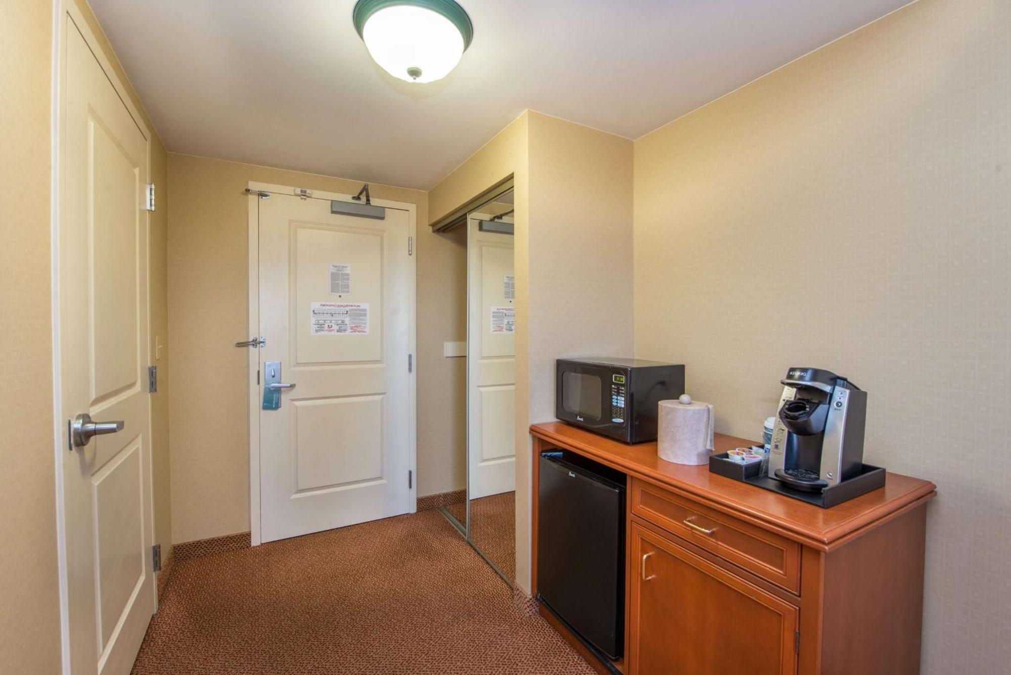 Hilton Garden Inn Fishkill Exteriör bild
